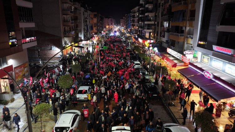 SALİHLİ BELEDİYE BAŞKANI KIZILELMA YÜRÜYÜŞÜNDE ÇOŞKU ZİRVEDEYDİ.