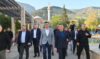 CHP Genel Başkanı Özgür Özel ve Manisa Büyükşehir Belediye Başkanı Mimar Ferdi Zeyrek Manisalılarla Bayramlaştı.