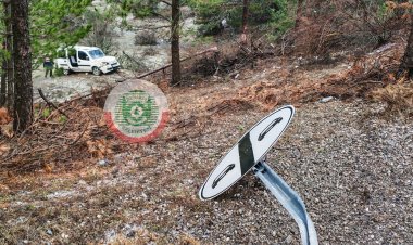 OTOMOBİL UÇURUMA YUVARLANDI, 2 YARALI